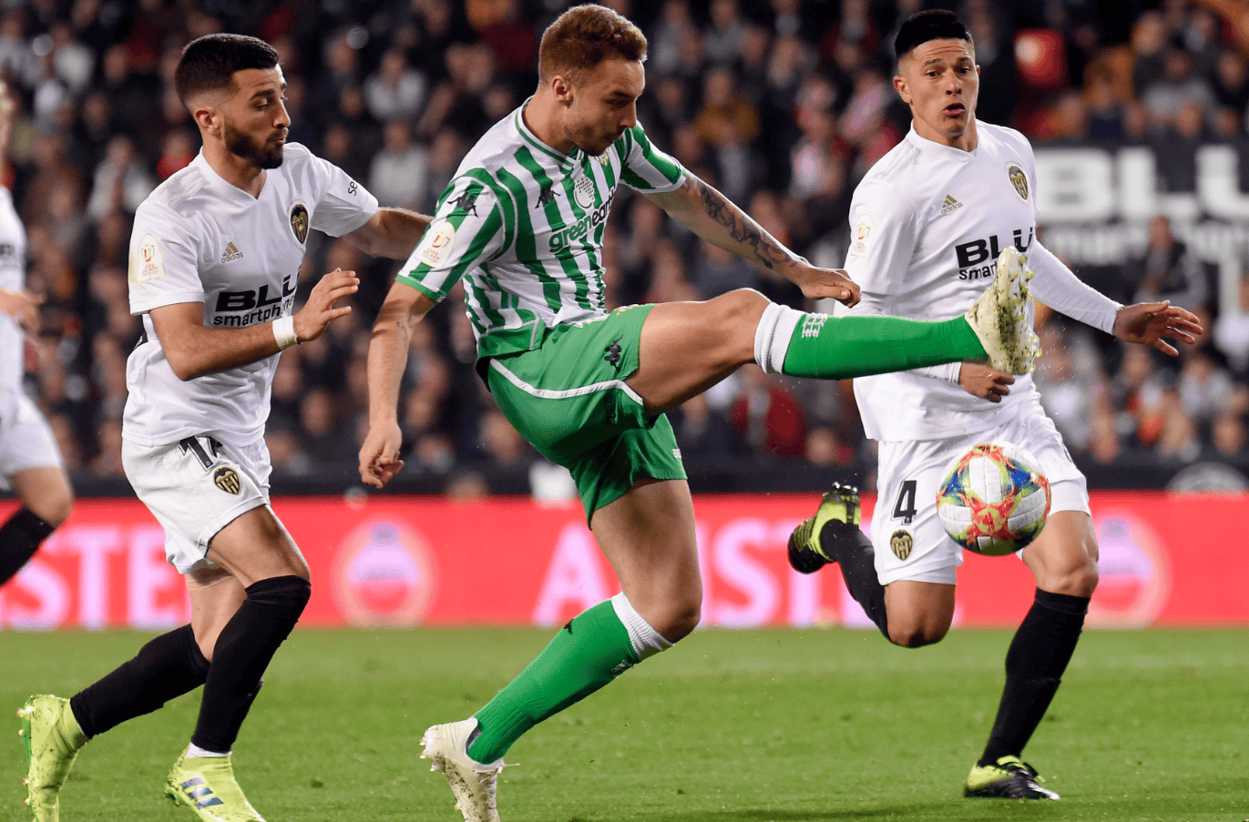 瓦伦西亚主场惊险击败巴列卡诺