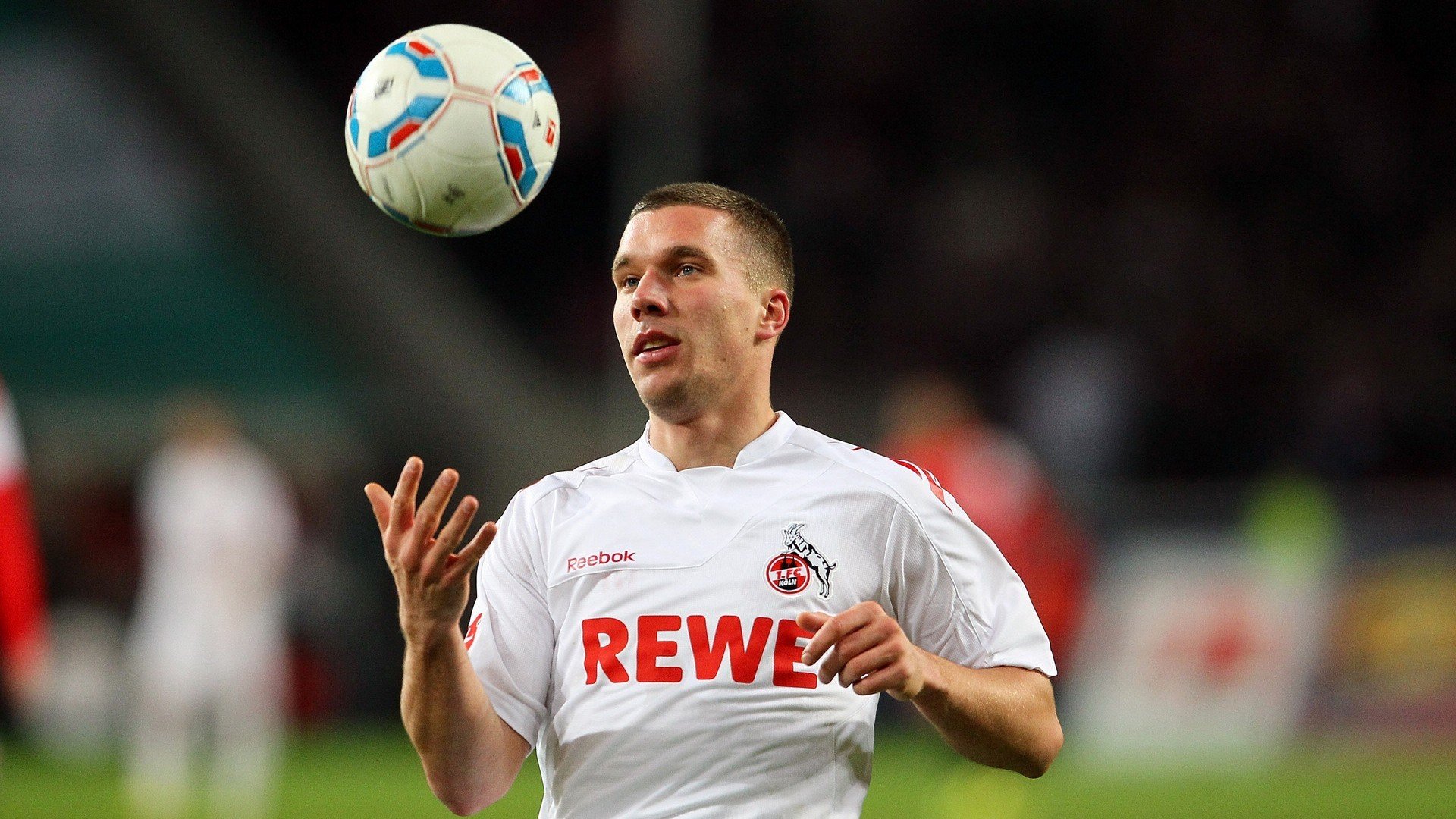 黄潜奇迹夜，比利亚雷亚尔逆转阿森纳，阿什拉夫在英超争冠战中接管比赛的双重启示