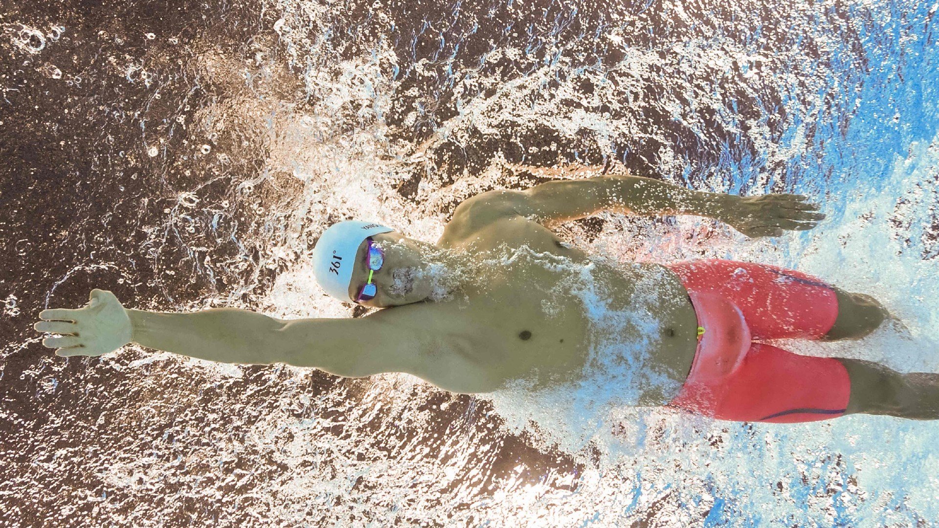 逆转与刷新，当足球场上的不屈精神遇见乒乓桌前的传奇纪录